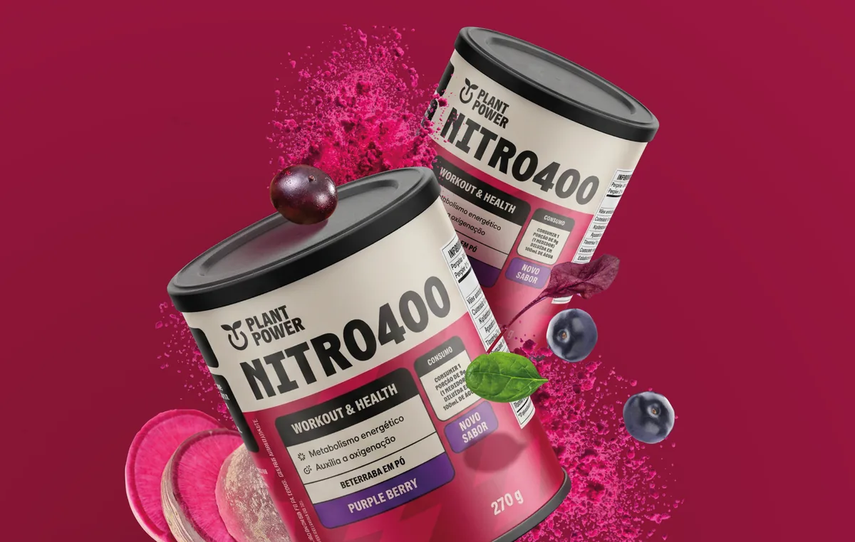 Duas latas de Nitro400 sobre fundo vermelho, com beterraba e frutas.
